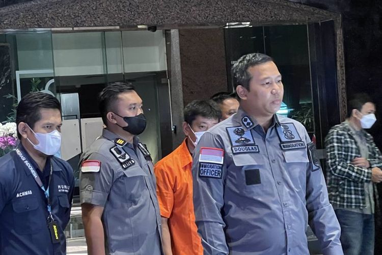 Kepala Sub-Bidang Pendetensian dan Deportasi Direktorat Jenderal (Ditjen) Imigrasi Kementerian Hukum dan HAM Douglas Simamora memberikan keterangan kepada wartawan di Lobi Direktorat Jenderal Imigrasi, Jakarta, Rabu (22/6/2022) dini hari. 