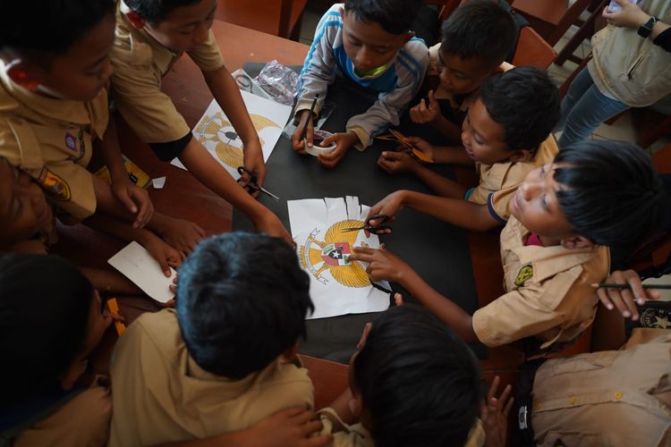Siswa SDN Kadusewu Bogor sedang belajar. 