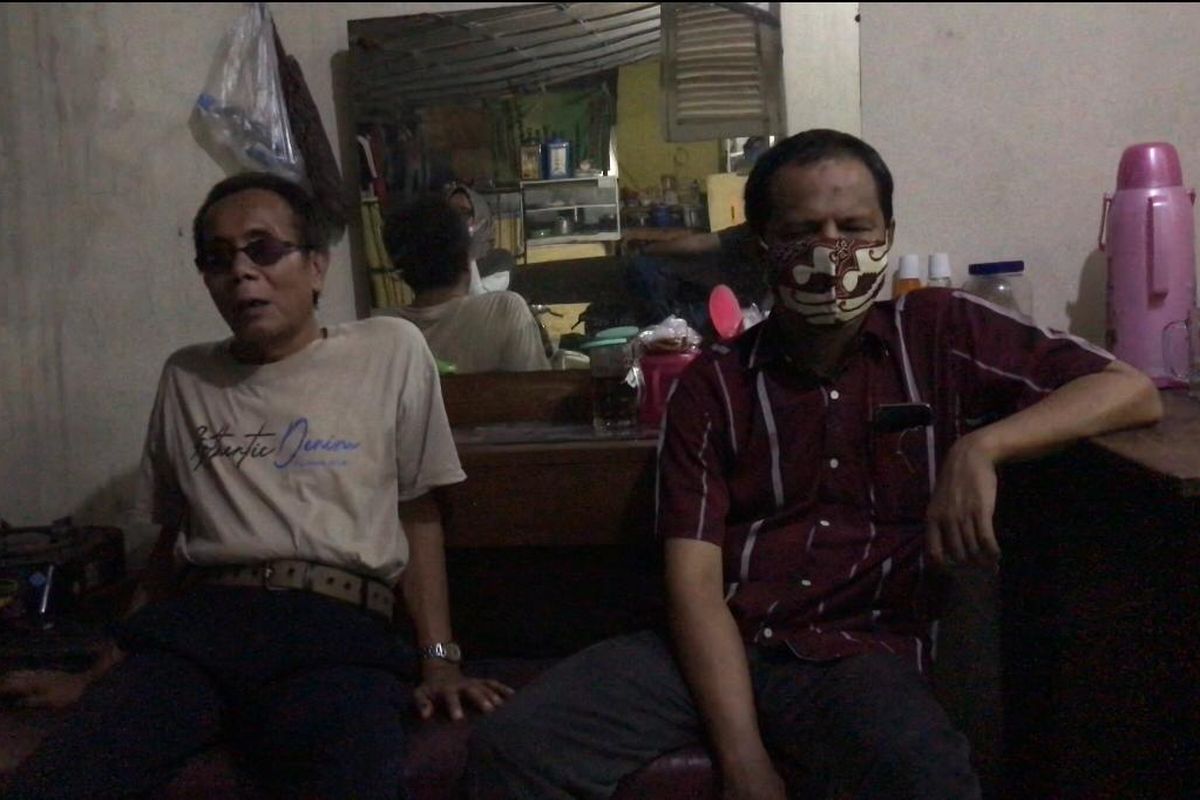 Suyatmo (55) dan Dwi (47), pemijat tunanetra duduk di teras Panti Pijat Tunanetra Berdikari 2 di Jalan Sungai Sambas IX, Kramat Pela, Kebayoran Baru, Jakarta Selatan pada Jumat (30/4/2021) malam.