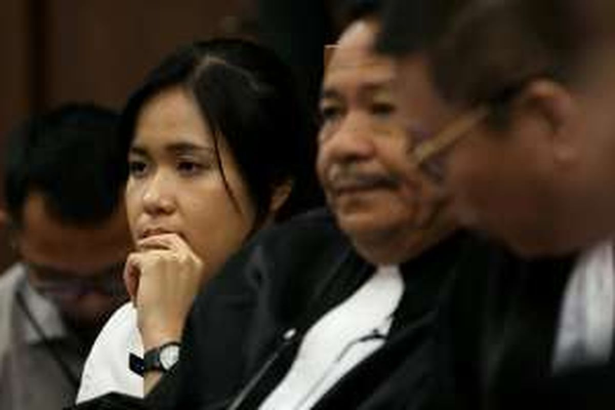 Terdakwa Jessica Kumala Wongso menjalani sidang lanjutan di Pengadilan Negeri Jakarta Pusat, Rabu (14/9/2016). Dr rer nat (Doktor Ilmu Sains) Budiawan, ahli toksikologi kimia dihadirkan pihak Jessica Kumala Wongso sebagai saksi meringankan.