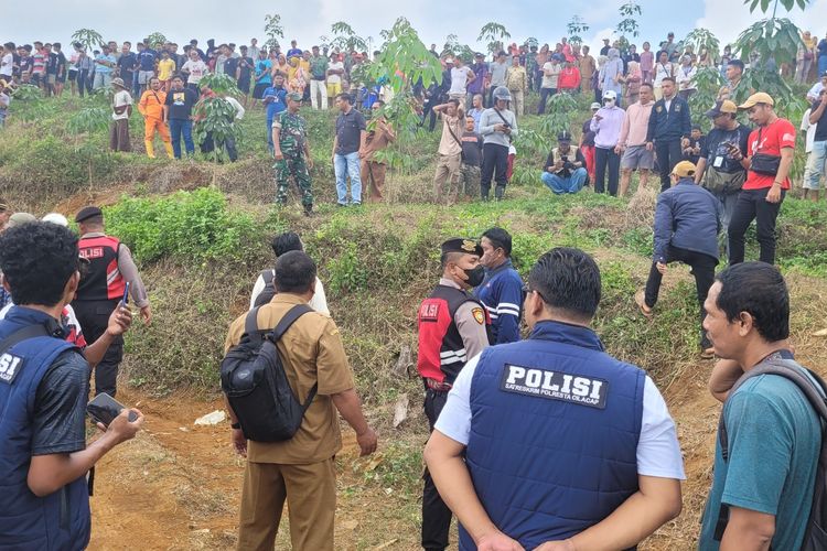 Ratusan warga menunggu kedatangan pelaku saat rekonstruksi penganiayaan balita di sebuah bukit di Wanareja, Kabupaten Cilacap, Jawa Tengah, Senin (11/8/2025).