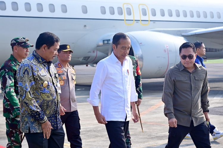Presiden Joko Widodo saat tiba di Pangkalan Udara Utama TNI AD Ahmad Yani, Kota Semarang, Jawa Tengah pada Jumat (22/3/2024) pagi. Presiden kemudian melanjutkan perjalanan menuju Demak untuk meninjau lokasi banjir di kabupaten tersebut. 