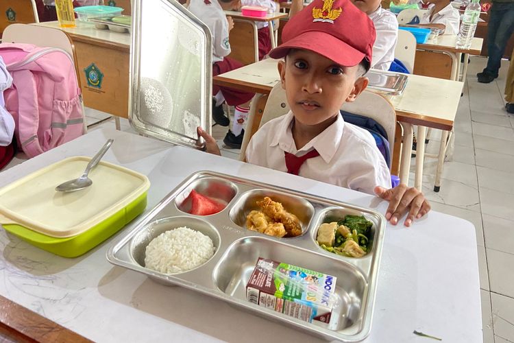 Parents of Prohibition Elementary School students feel lucky, free nutritious meals make them more economical, Monday (6/1/2025)