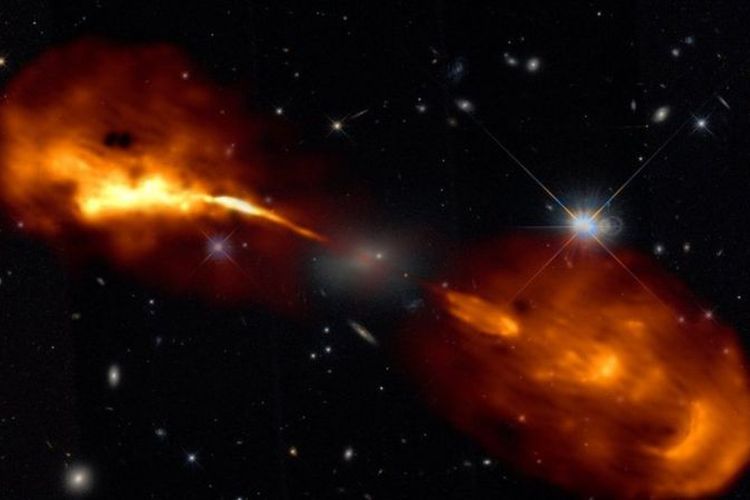 Gambar paling tajam dari galaksi ruang angkasa terluar. Lubang hitam supermasif di pusat galaksi, terlihat samar-samar di tengah, menyemburkan pancaran material melintasi ruang angkasa.