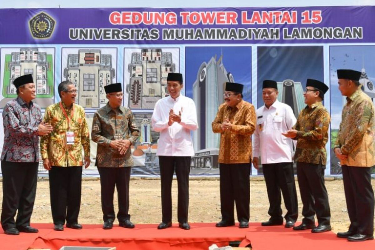 Presiden Joko Widodo meresmikan perubahan status sejumlah perguruan tinggi Muhammadiyah Lamongan dan peletakan batu pertama pembangunan tower Universitas Muhammadiyah Lamongan (19/11/2018).