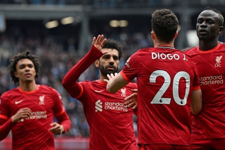 Diogo Jota melakukan selebrasi dengan Mohamed Salah (kiri) dan Sadio Mane (kanan) usai mencetak gol dalam pertandingan Man City vs Liverpool di Stadion Etihad, Minggu (10/4/2022) malam WIB.