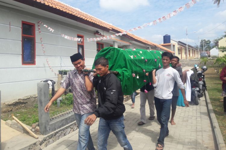 Sejumlah tetangga membawa jenazah A, pemeran video mesum di Garut dari rumah duka ke masjid yang ada di lingkungan rumah A untuk dishalatkan.