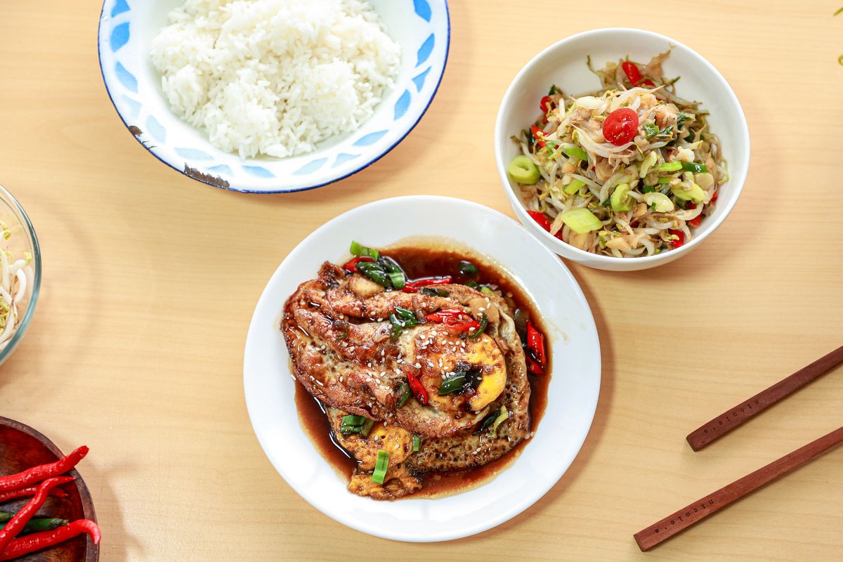 Tumis taoge dan telur ceplok kecap ala Foodplace.