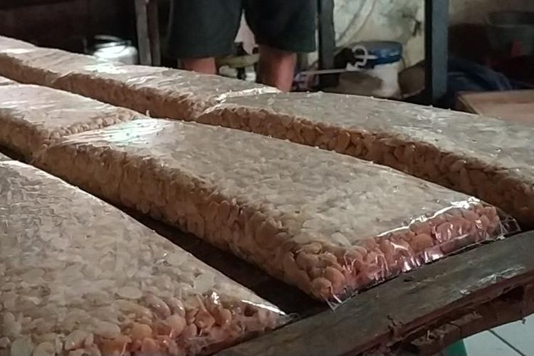 Produsen tempe di salah satu daerah di Kota Semarang, Jawa Tengah. Kamis (14/7/2022)