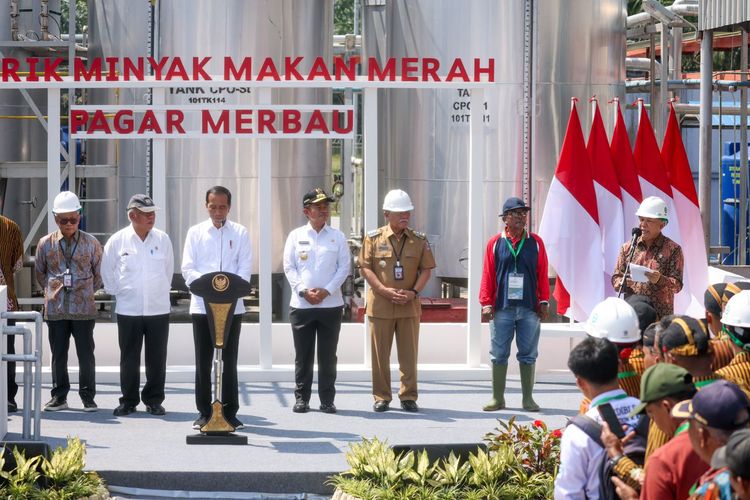 The Merbau Pagar Red Eating Oil Factory, in Deli Serdang Regency, North Sumatra (North Sumatra), managed by cooperatives as a form of initiative of the Ministry of Cooperatives and SMEs (Kemenkopukm) through a partnership between the Pujakesuma Cooperative and PT PTPN II was inaugurated by President Joko Widodo (Jokowi), Thursday (3/14/2024).