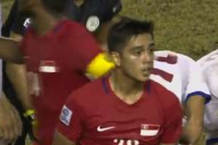 Pemain Singapura, Hafiz Abu Sujad, menerima kartu merah setelah melakukan pelanggaran keras terhadap pemain Filipina dalam laga Grup A Piaal AFF 2016, di Philippine Sports Stadium, Bocaue, Sabtu (19/11/2016).