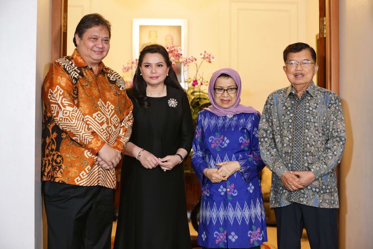 Ketua Umum Partai Golkar Airlangga Hartarto, Yanti Airlangga, Mufidah Jusuf Kalla, dan Wakil Presiden ke-10 dan 12 Jusuf Kalla berfoto bersama usai pertemuan di kediaman Jusuf Kalla di Jakarta, Kamis (4/5/2023).