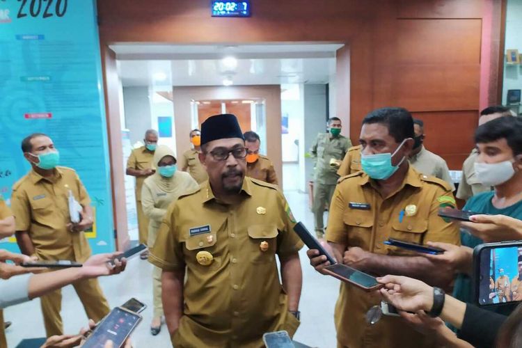 Gubernur Maluku, Murad Ismail saat memberikan keterangan kepada wartawan di Kantor Gubernur Maluku, Senin malam (11/5/2020)