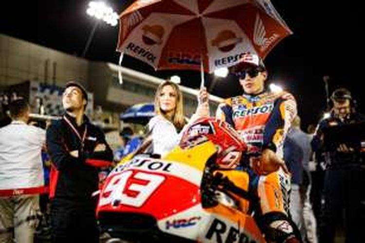 Pebalap Repsol Honda asal Spanyol, Marc Marquez, bersiap di grip jelang balapan GP Qatar di Sirkuit Losail, Mingg (20/3/2016).