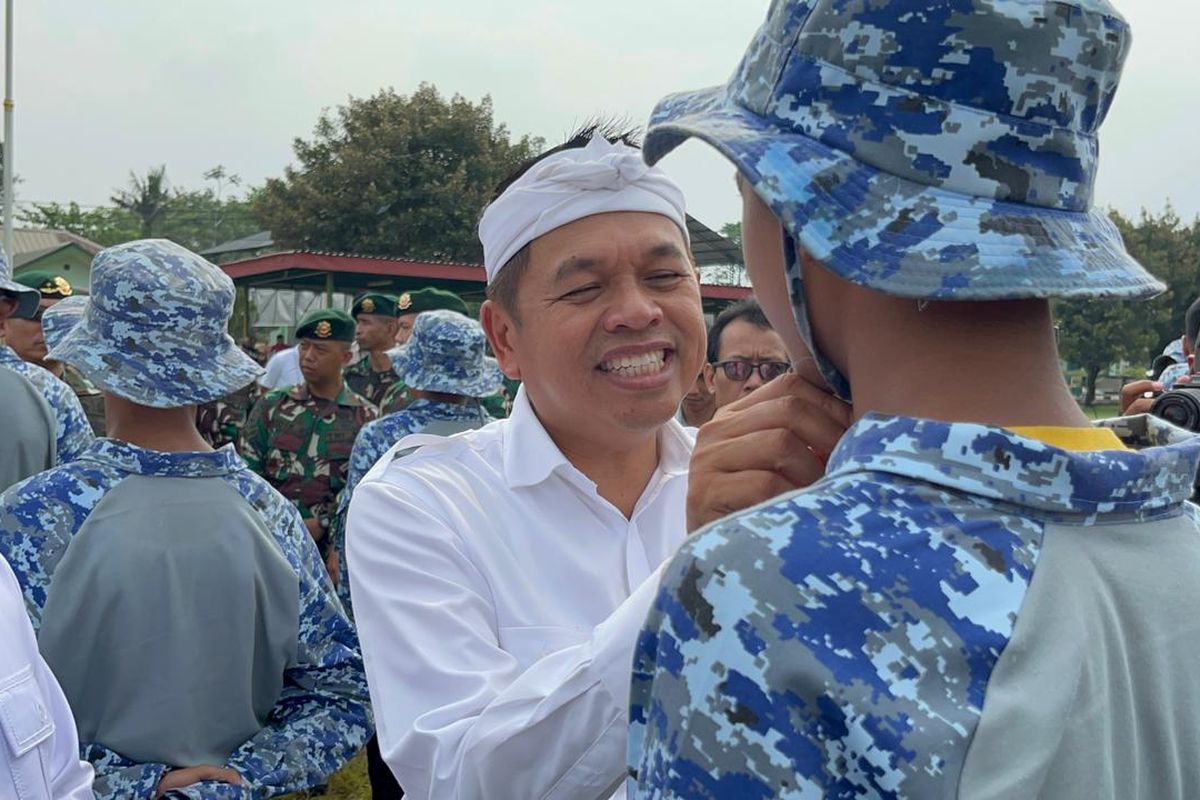 Gubernur Jawa Barat Dedi Mulyadi saat menemui seorang peserta program Pembinaan Karakter dan Bela Negara di Markas Divisi Infanteri 1 Kostrad, Cilodong, Kota Depok, Senin (9/6/2025). 