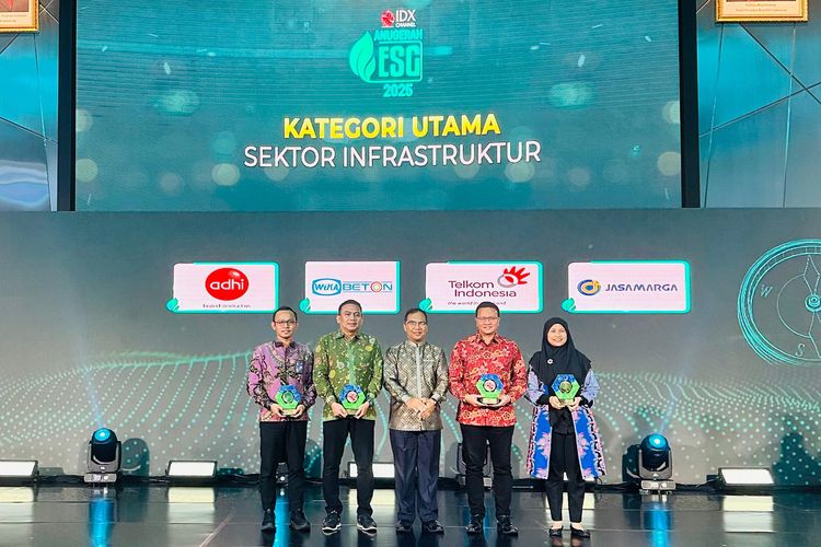 Foto bersama para penerima penghargaan pada Anugerah ESG 2025 yang diselenggarakan oleh IDX Channel di Main Hall Bursa Efek Indonesia, Jakarta, Jumat (4/7/2025).
