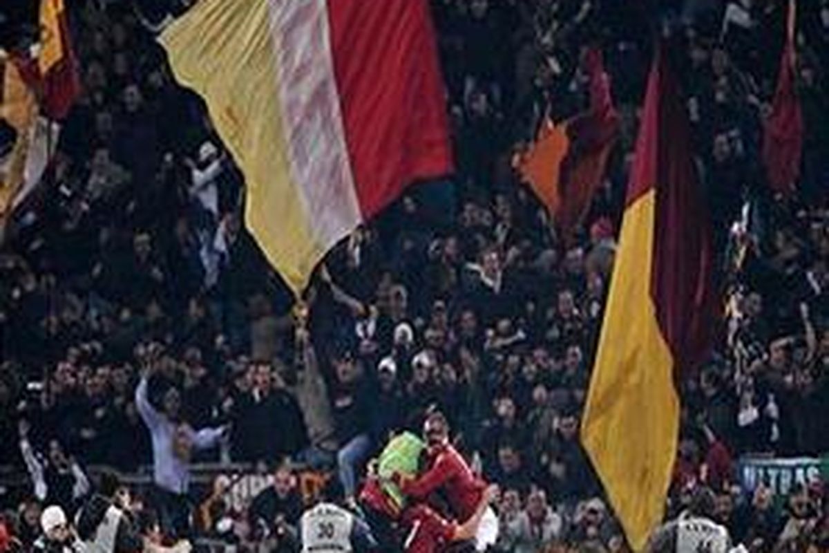 Pemain AS Roma merayakan gol Marco Cassettti dalam duel 