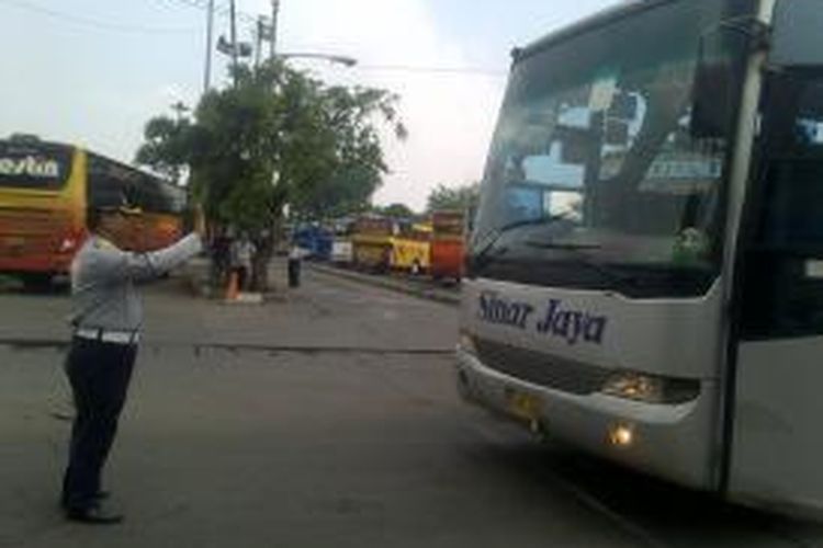 Puluhan bus di Terminal Pulogadung, Jakarta Timur menjalani pemeriksaan uji kelaikan kendaraan dalam melayani angkutan mudik lebaran. Senin (21/7/2014).