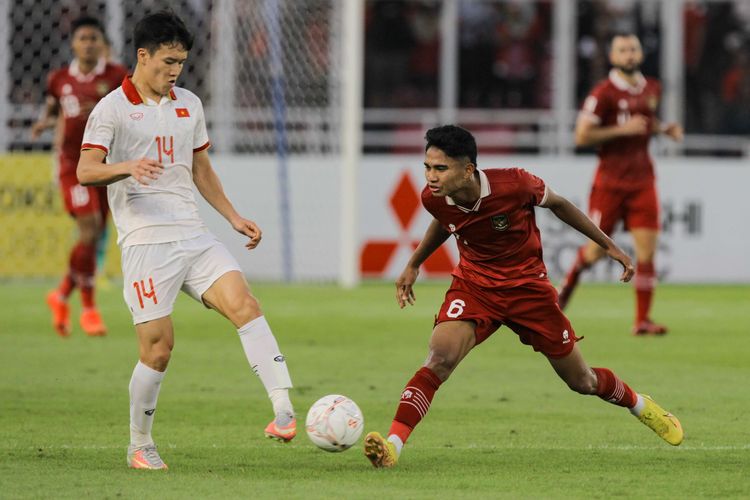 Pemain timnas Indonesia, Marselino Ferdinan Philipus berebut bola dangan pemain timnas Vietnam, Nguyen Hoang Duc pada leg pertama semifinal Piala AFF 2022 di Stadion Utama Gelora Bung Karno (SUGBK), Jakarta, Jumat (6/1/2023). Terkini, Marselino Ferdinan akan bergabung dengan Timnas U22 Indonesia untuk SEA Games 2023.