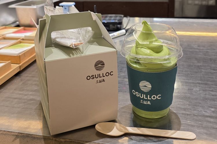 Sesuai rekomendasi Gemini, Saya pesan Green Tea O Fredo, minuman matcha yang atasnya diberikan ice cream matcha andalan Osulloc.
