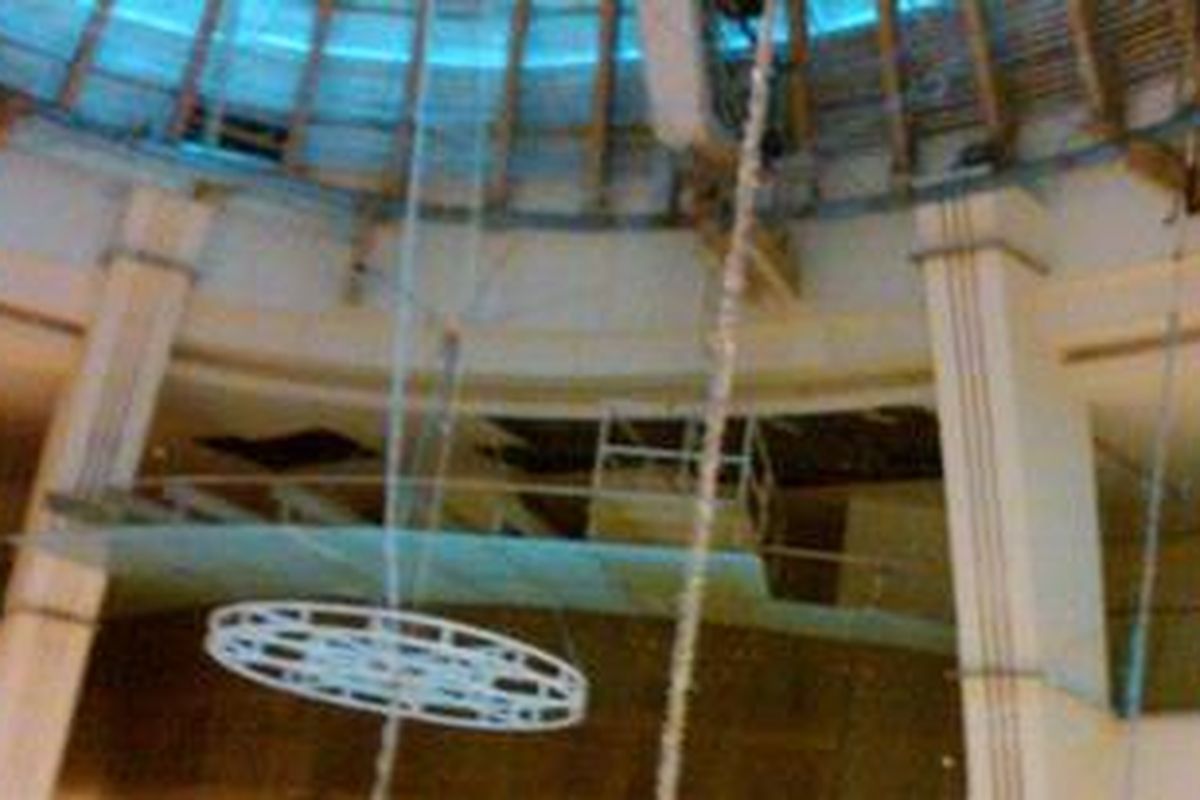 Plafon di mal Pacific Place yang mengalami kerusakan dampak dari hujan deras disertai angin kencang yang mengguyur Jakarta, Sabtu (22/12/2012)