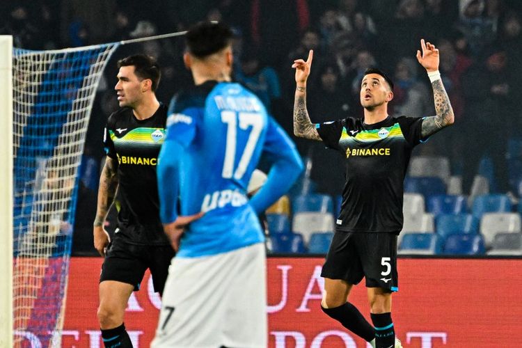 Matias Vecino (kanan) merayakan golnya ke gawang Napoli di Stadion Diego Maradona, Sabtu (4/3/2023) dini hari WIB. Duel Napoli vs Lazio pada pekan ke-25 Liga Italia 2022-2023 berakhir dengan skor 1-0 untuk kemenangan Napoli. (Foto oleh Alberto PIZZOLI / AFP)