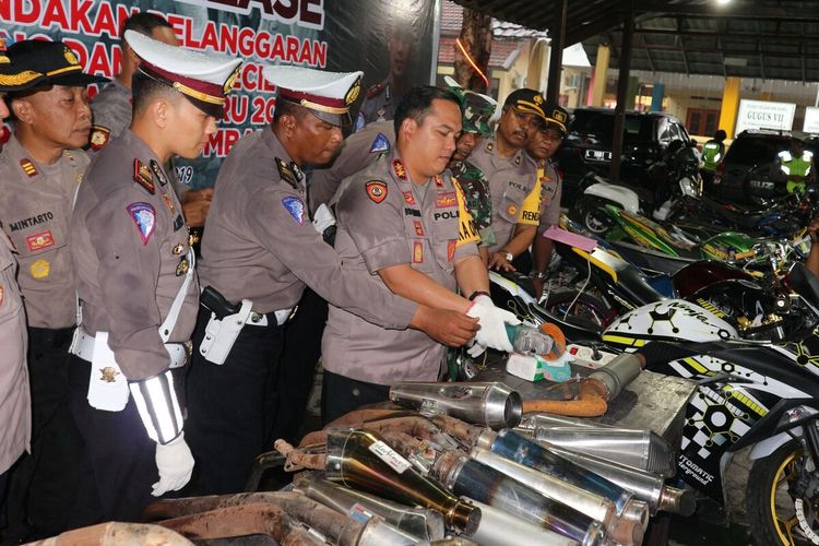 Kapolres Jombang Jawa Timur, AKBP Bobby P Tambunan, saat memotong beberapa knalpot yang hasil sitaan polisi, di Mapolres Jombang, Selasa (31/12/2019) petang.