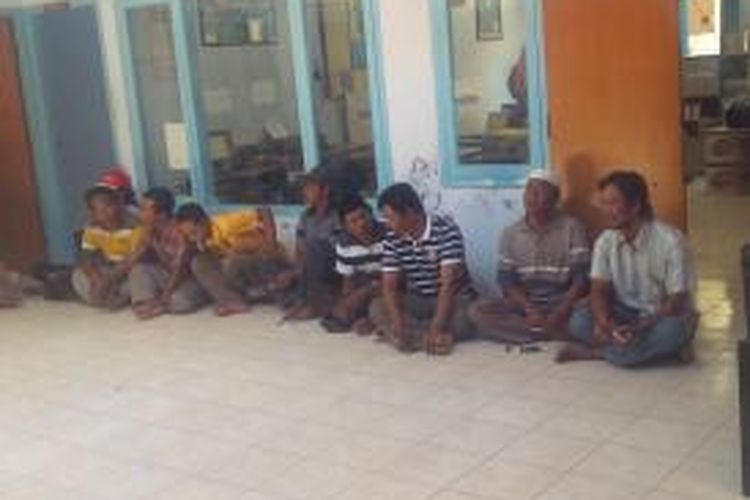 Nelayan asal Desa Branta Pesisir, Kecamatan Tlanakan, berunjuk rasa ke kantor Dinas Perikanan dan Kelautan Pamekasan. Nelayan meminta bertemu Permen nomo 22 soal larangan penggunaan alat tangkap dicabut.