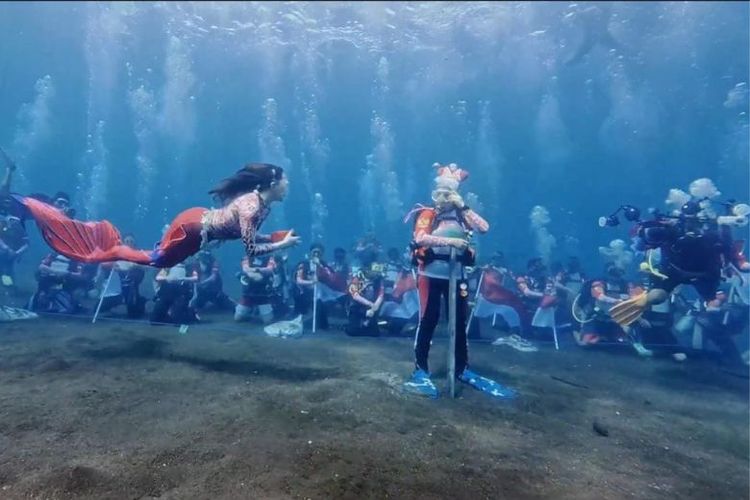 Upacara bendera bawah laut di Ternate meriahkan HUT ke-80 RI.