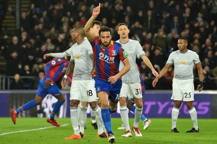 Andros Townsend merayakan gol pertama Crystal Palace ke gawang Manchester United pada pertandingan Premier League di Stadion Selhurst Park, Senin (5/3/2018).