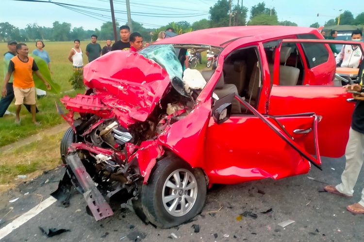 Mobil avanza yang terlibat dalam kecelakaan di ruas jalan Surabaya-Madiun, Kamis (28/3/2024).