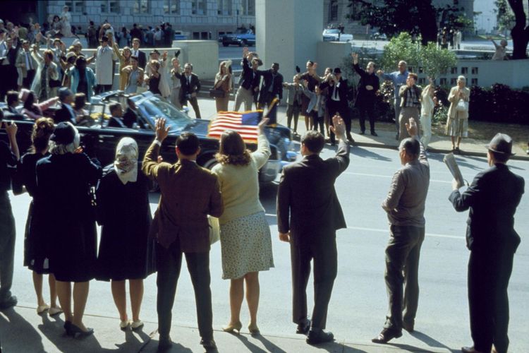 Film JFK (1991) tentang konspirasi kematian John F. Kennedy