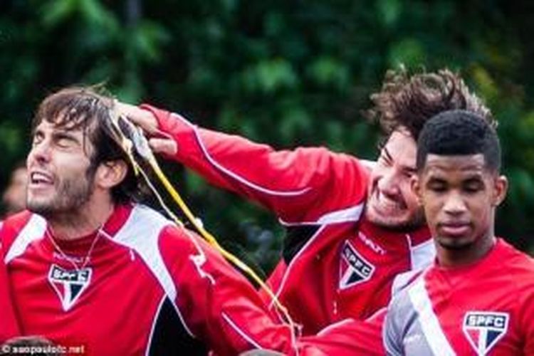 Alexandre Pato saat berupaya iseng kepada Kaka di sela-sela sesi latihan skuad Sao Paulo. 