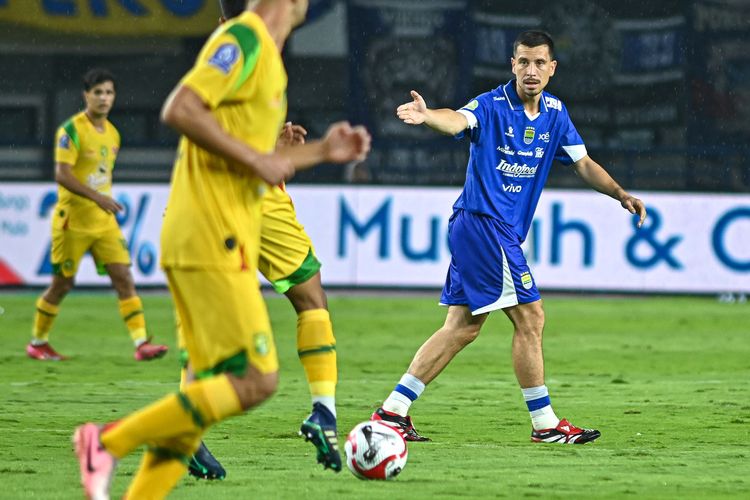 Thom Haye dalam debutnya bersama Persib Bandung saat mengalahkan Persebaya Surabaya 1-0  pada laga pekan kelima Super League 2025-2026, Jumat (12/9/2025) di Stadion Gelora Bandung Lautan Api (GBLA). 