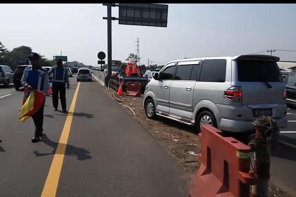 Situasi terkini arus lalu lintas di Jalan Tol Jakarta-Cikampek (Japek).