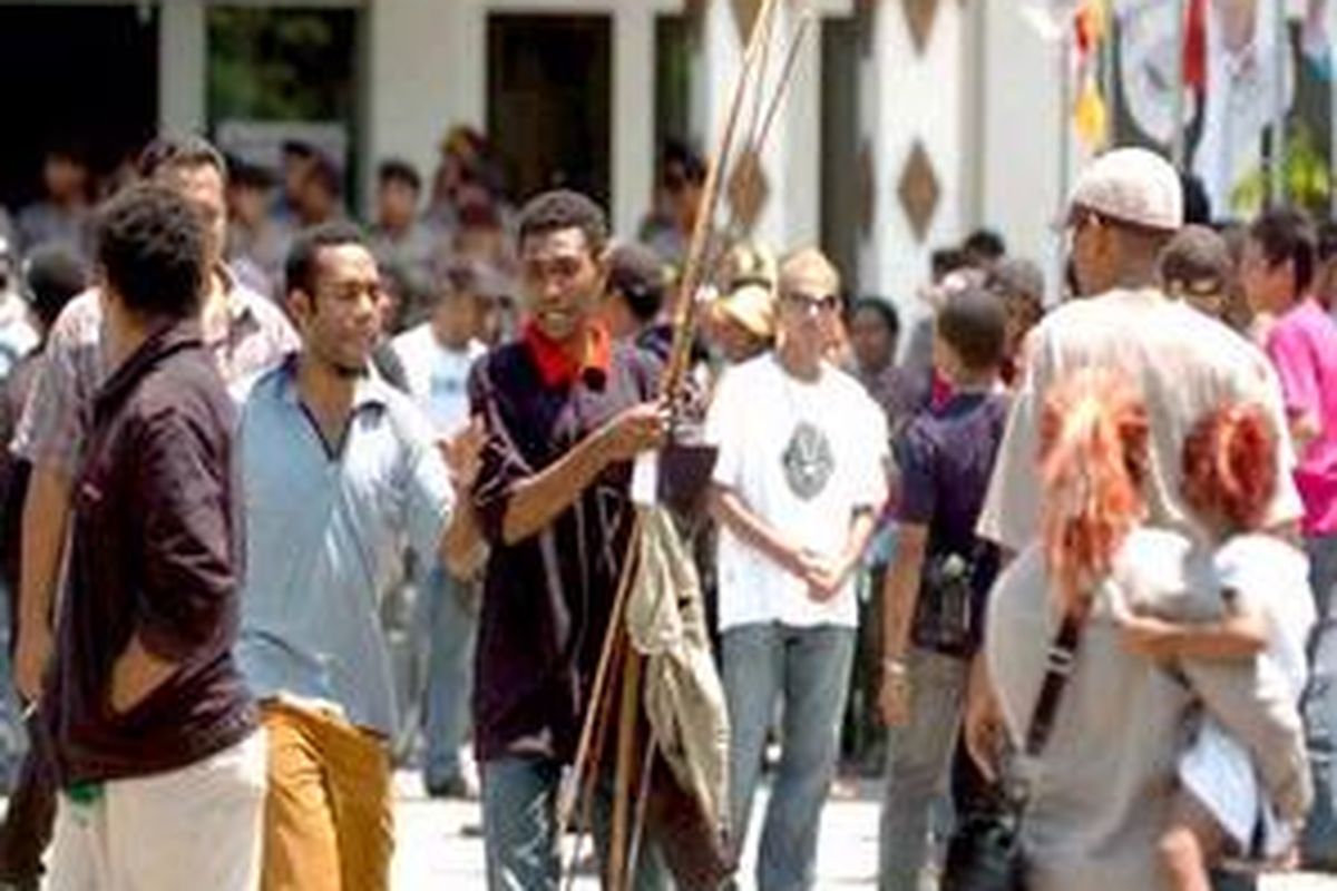 Seorang mahasiswa asal Papua membawa panah saat mengikuti aksi unjukrasa di Kantor Komisi Pemilihan Umum Daerah (KPUD) DI Yogyakarta, Kamis (9/4). Mereka menuntut KPUD untuk membuka tempat pemungutan sauara atau TPS Darurat karena mereka kesulitan untuk memberika suaranya pada Pemilu Legislatif 2009. 