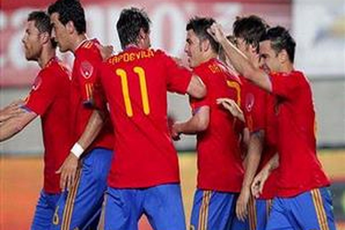 Pemain-pemain Spanyol merayakan gol David Villa (nomor tujuh) ke gawang Polandia, dalam laga persahabatan, Selasa (8/6/2010).
