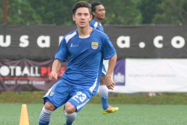 Gelandang Persib Bandung Kim Jeffrey Kurniawan saat mengikuti sesi latihan di lapangan Football Plus Arena, Parongpong, Kabupaten Bandung Barat, Jawa Barat, Jumat (22/1/2016)