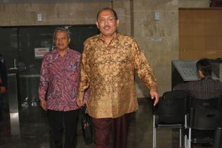 Sekjen Mahkamah Konstitusi (MK) Janedjri M. Gaffar usai menjalani pemeriksaan penyidik KPK di Jakarta Selatan, Senin (20/1/2014). KPK memeriksa Sekjen MK Janedjri M. Gaffar sebagai saksi kasus dugaan Tindak Pidana Pencucian Uang (TPPU) suap pengurusan sengketa Pilkada dengan tersangka mantan Ketua MK Akil Mochtar. TRIBUNNEWS/HERUDIN