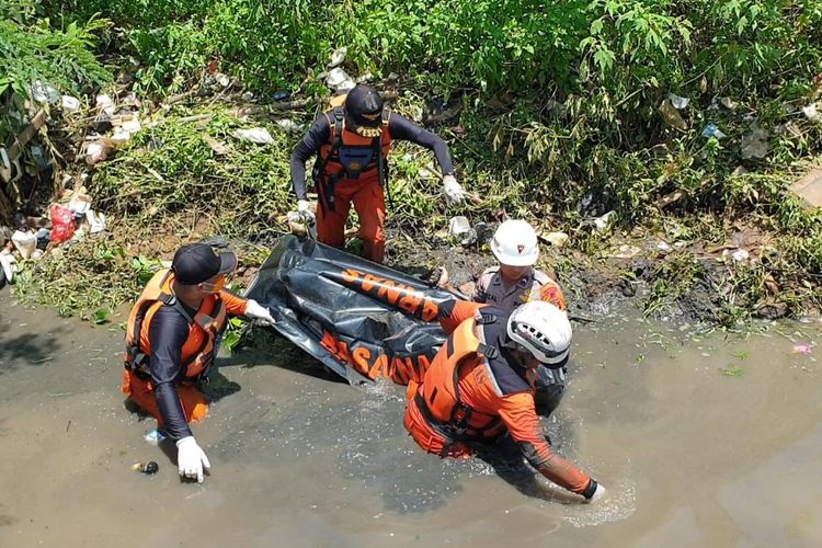 Tim SAR Gabungan berupaya mencari korban yang terseret arus akibat banjir di Rancaekek, Kabupaten Bandung, Senin (14/3/2022)