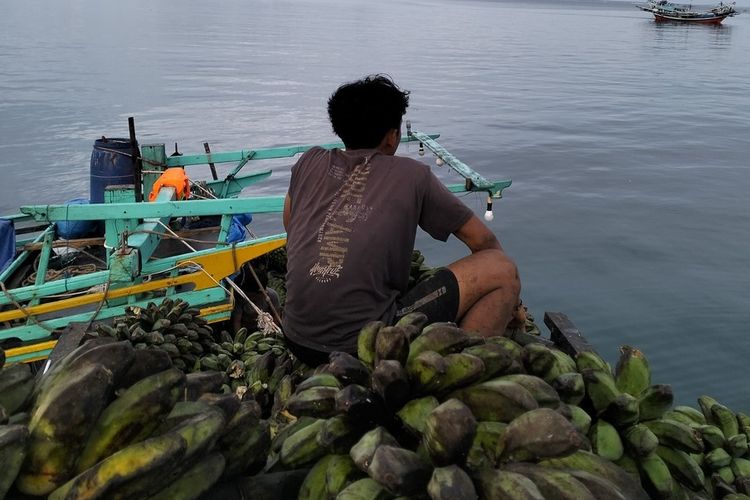Warga Pulau Enggano, Bengkulu nekat menyewa kapal nelayan secara patungan agar hasil bumi bisa dijual ke luar pulau.