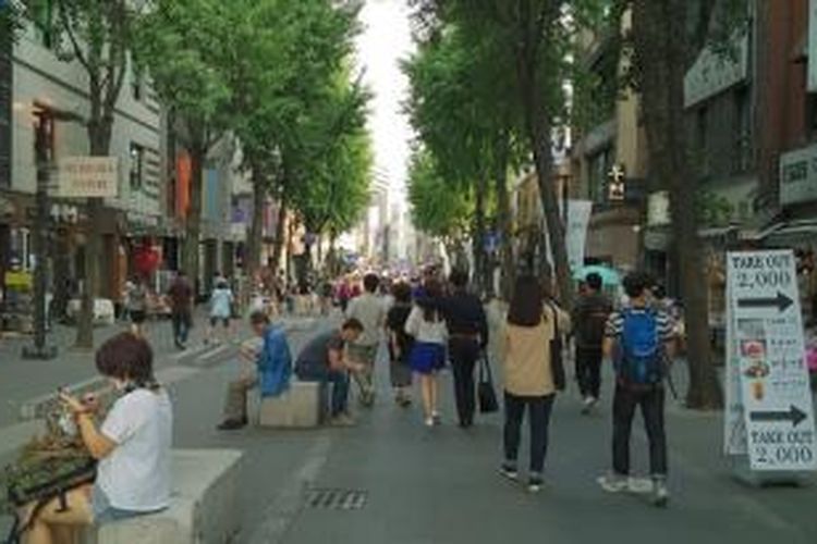 Pemandangan kawasan pedestrian pusat penjualan barang kerajinan di Insadong, Seoul, pada Sabtu (6/6/2015). 