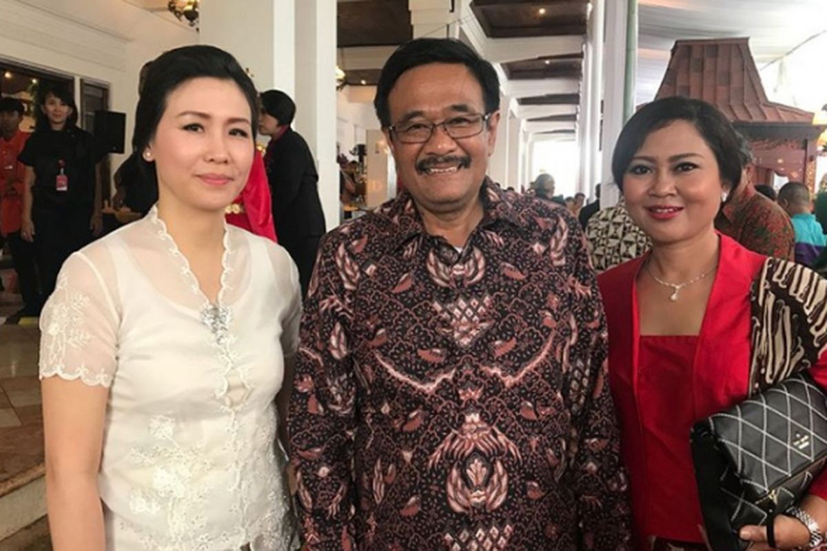 Veronica Tan, Djarot Saiful Hidayat, dan Happy Farida bersama-sama menghadiri pernikahan putri Presiden RI Joko Widodo, Kahiyang Ayu-Bobby Nasution di Solo, Rabu (8/11/2017).