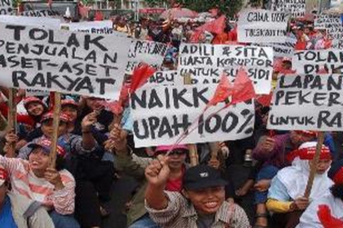 Ribuan buruh yang tergabung dalam Komisi Aksi 1 Mei, Kamis (1/5/2003), melakukan unjuk rasa di depan Istana Merdeka, Jakarta.