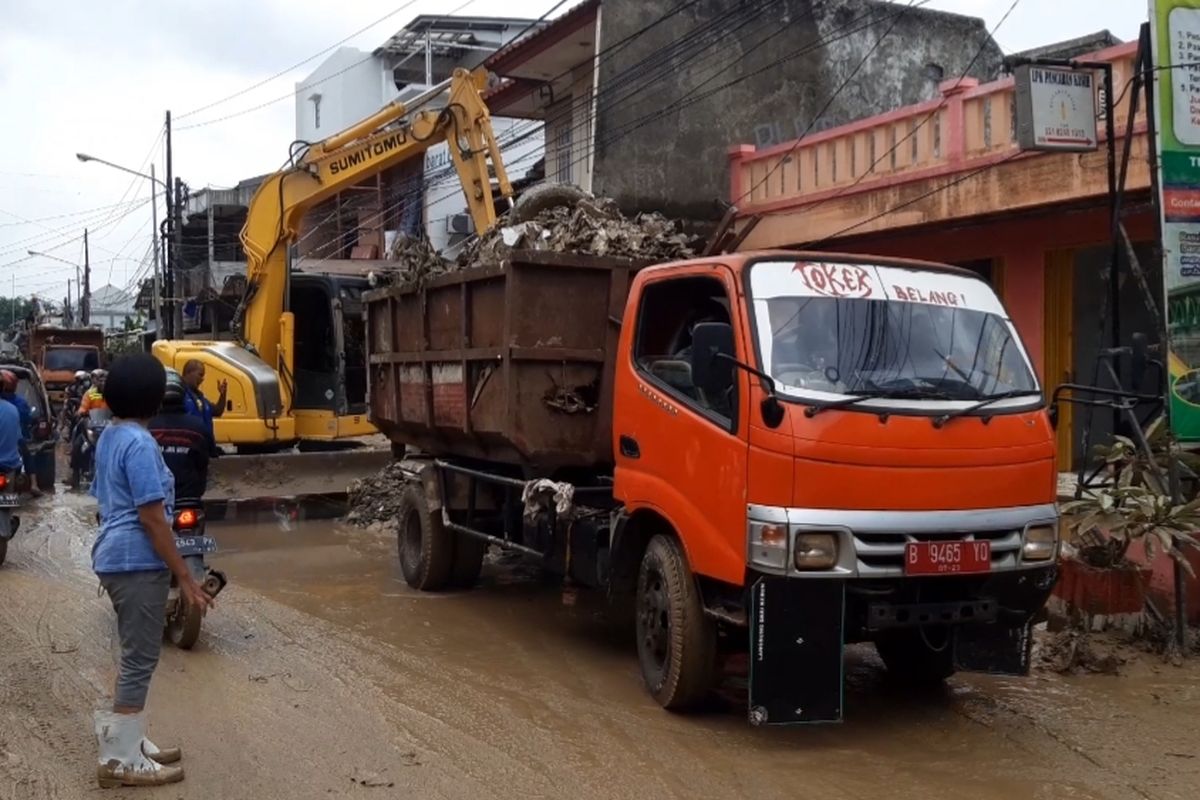 Sejumlah petugas Pemerintah Kota (Pemkot) Bekasi tengah membersihkan puing banjir di Jalan Perumahan Pondok Gede Permai (PGP), Kelurahan Jatirasa, Jatiasih, Kota Bekasi, Sabtu (4/1/2020).