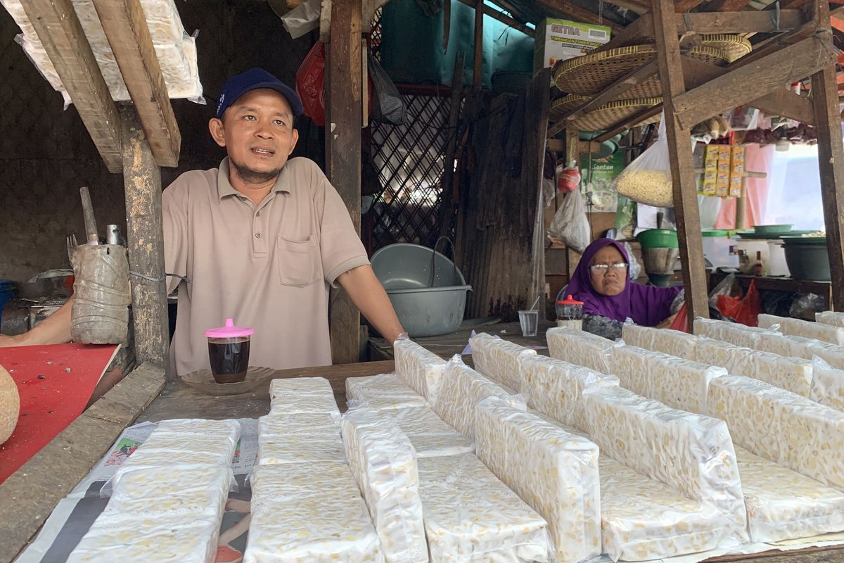 Rianto (44) pedagang tempe di Pasar Baru, Kota Bekasi, mengaku adanya kenaikan harga kacang kedelai di Kota Bekasi. Namun Rianto tetap menjual harga tempat standar pasar karena khawatir tak laku.