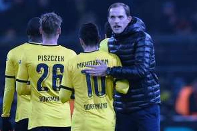 Pelatih Borussia Dortmund, Thomas Tuchel, memeluk anak asuhnya usai mengalahkan Tottenham Hotspur 3-0 pada pertandingan leg pertama babak 16 besar Liga Europa, Kamis (10/3/2016). 