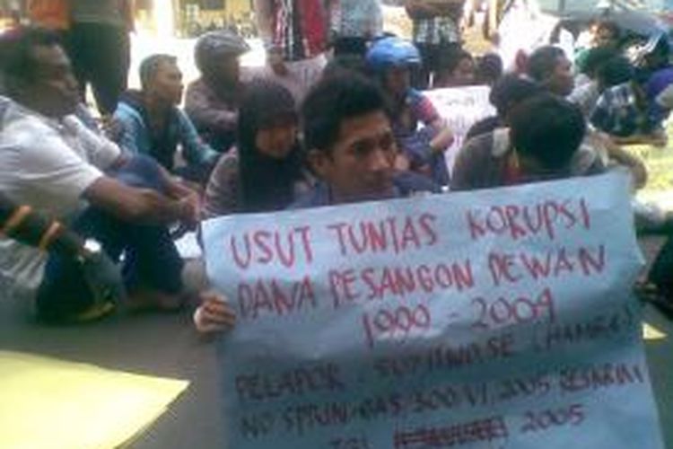 Aliansi Mahasiswa Madura-Surabaya unjuk rasa di depan Mapolda Jatim.