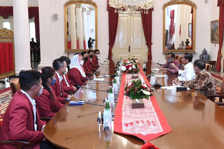 Presiden Joko Widodo menerima atlet dan pengurus Federasi Panjat Tebing Indonesia (FPTI) di Istana Kepresidenan, Jakarta, Rabu (21/9/2022) siang.