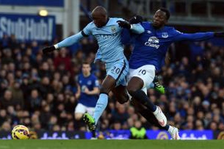 Bek Manchester City, Eliaquim Mangala (kiri) saat berebut bola dengan striker Everton, Romelu Lukaku, pada laga lanjutan Premier League di Goodison Park, Sabtu (10/1/2015). 